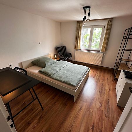 Einfaches Haus Mit Privatzimmern Und Gemeinschaftsraeumen ไฮล์บรอนน์ ภายนอก รูปภาพ
