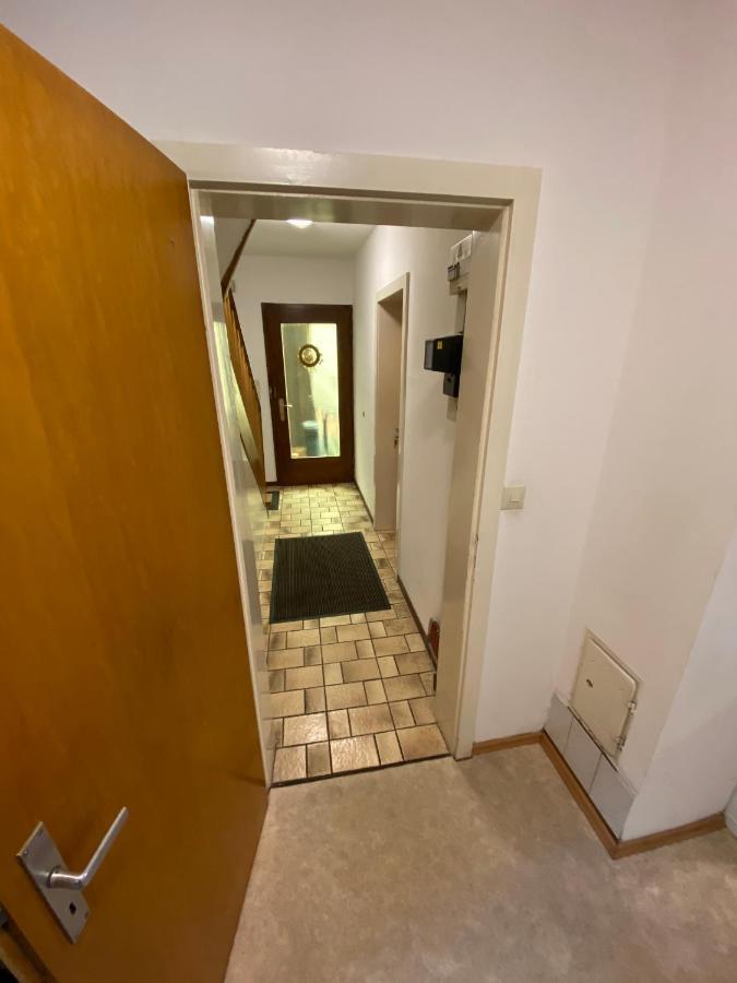 Einfaches Haus Mit Privatzimmern Und Gemeinschaftsraeumen ไฮล์บรอนน์ ภายนอก รูปภาพ