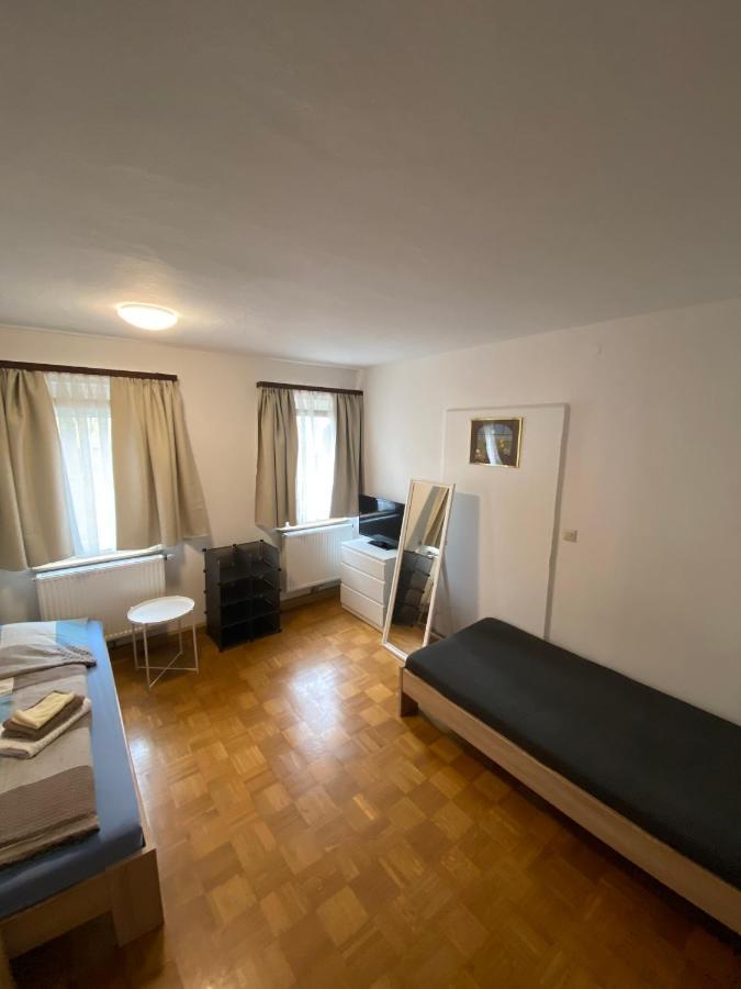 Einfaches Haus Mit Privatzimmern Und Gemeinschaftsraeumen ไฮล์บรอนน์ ภายนอก รูปภาพ