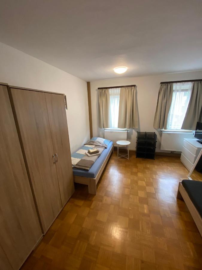 Einfaches Haus Mit Privatzimmern Und Gemeinschaftsraeumen ไฮล์บรอนน์ ภายนอก รูปภาพ
