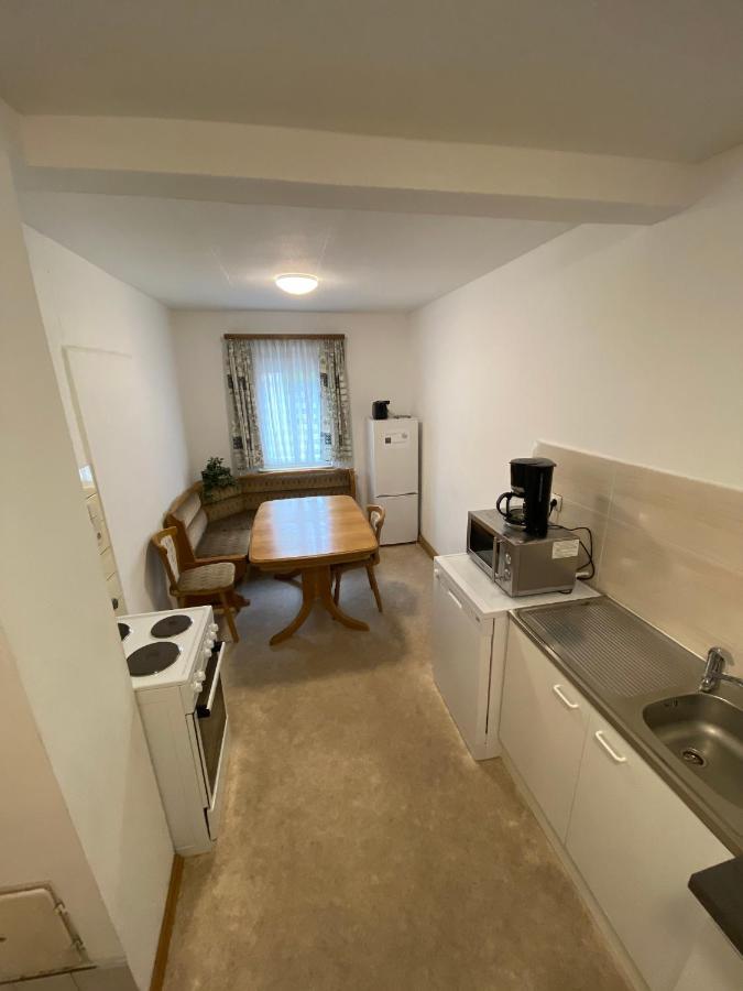 Einfaches Haus Mit Privatzimmern Und Gemeinschaftsraeumen ไฮล์บรอนน์ ภายนอก รูปภาพ