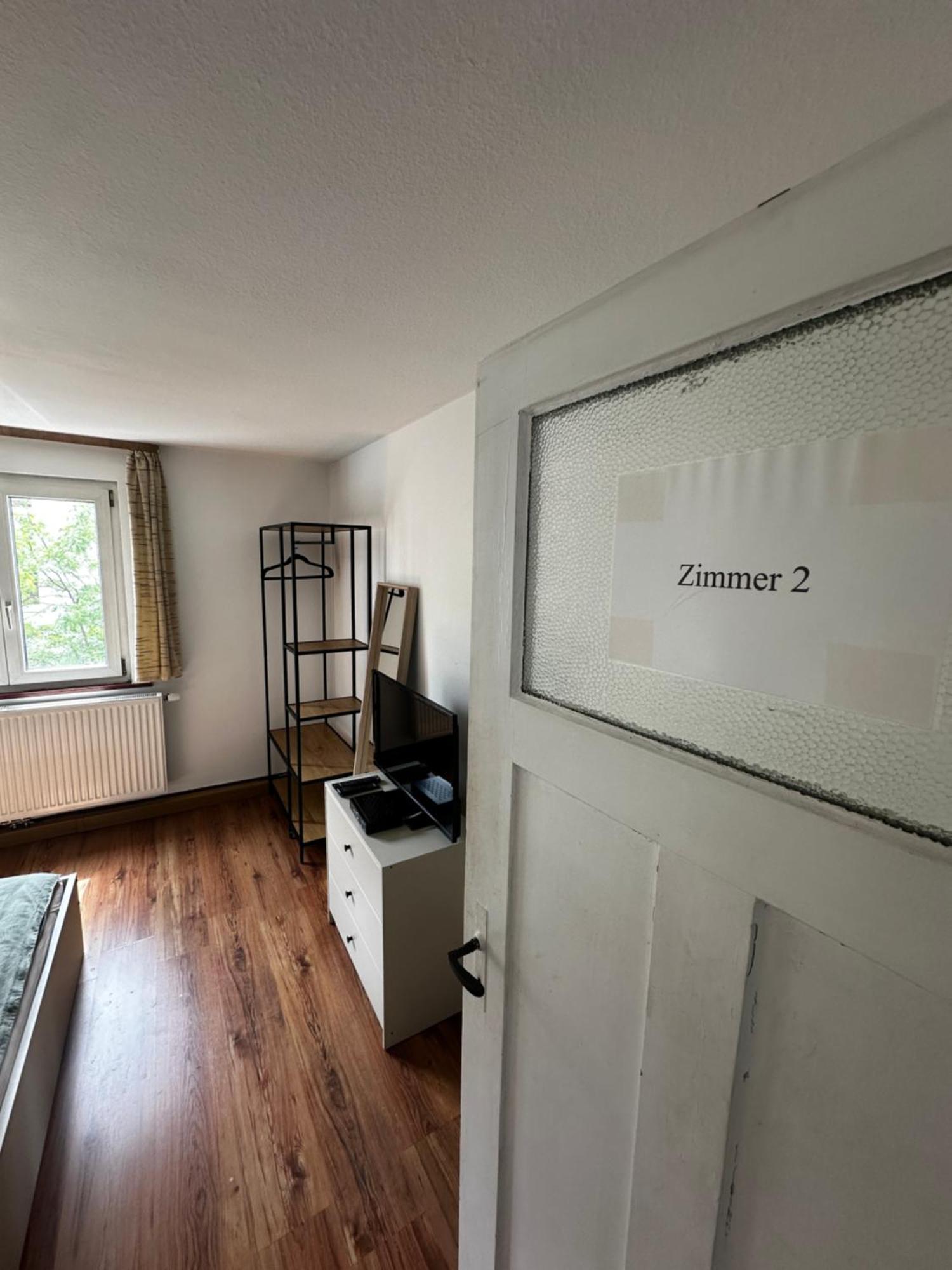 Einfaches Haus Mit Privatzimmern Und Gemeinschaftsraeumen ไฮล์บรอนน์ ภายนอก รูปภาพ