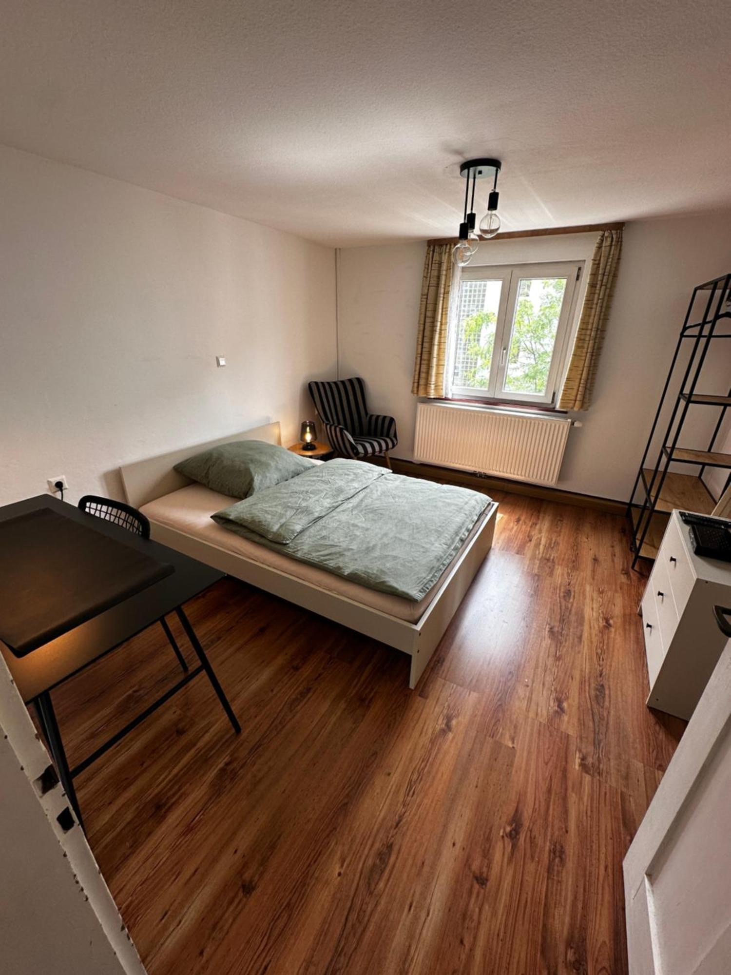 Einfaches Haus Mit Privatzimmern Und Gemeinschaftsraeumen ไฮล์บรอนน์ ภายนอก รูปภาพ
