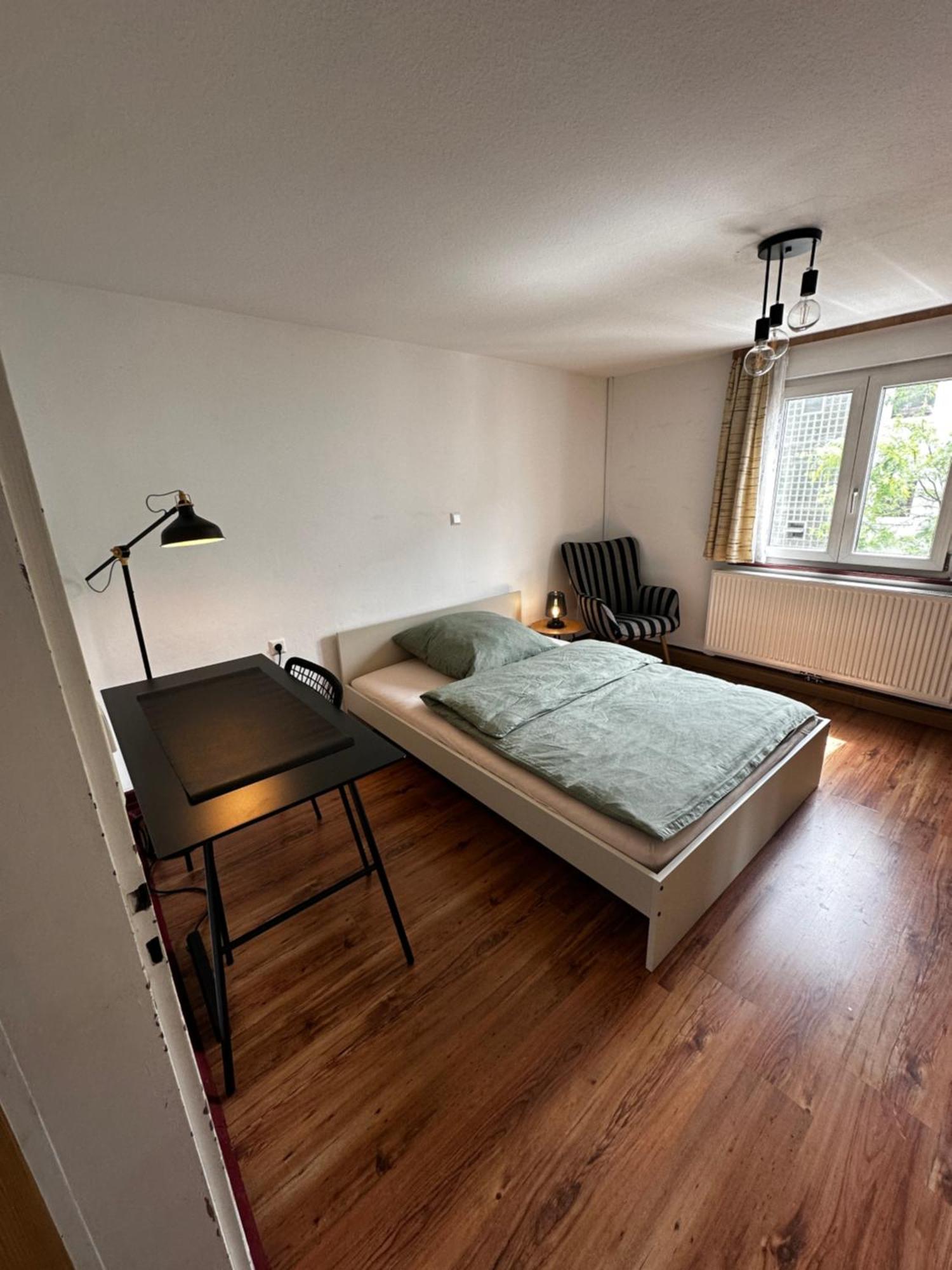 Einfaches Haus Mit Privatzimmern Und Gemeinschaftsraeumen ไฮล์บรอนน์ ภายนอก รูปภาพ