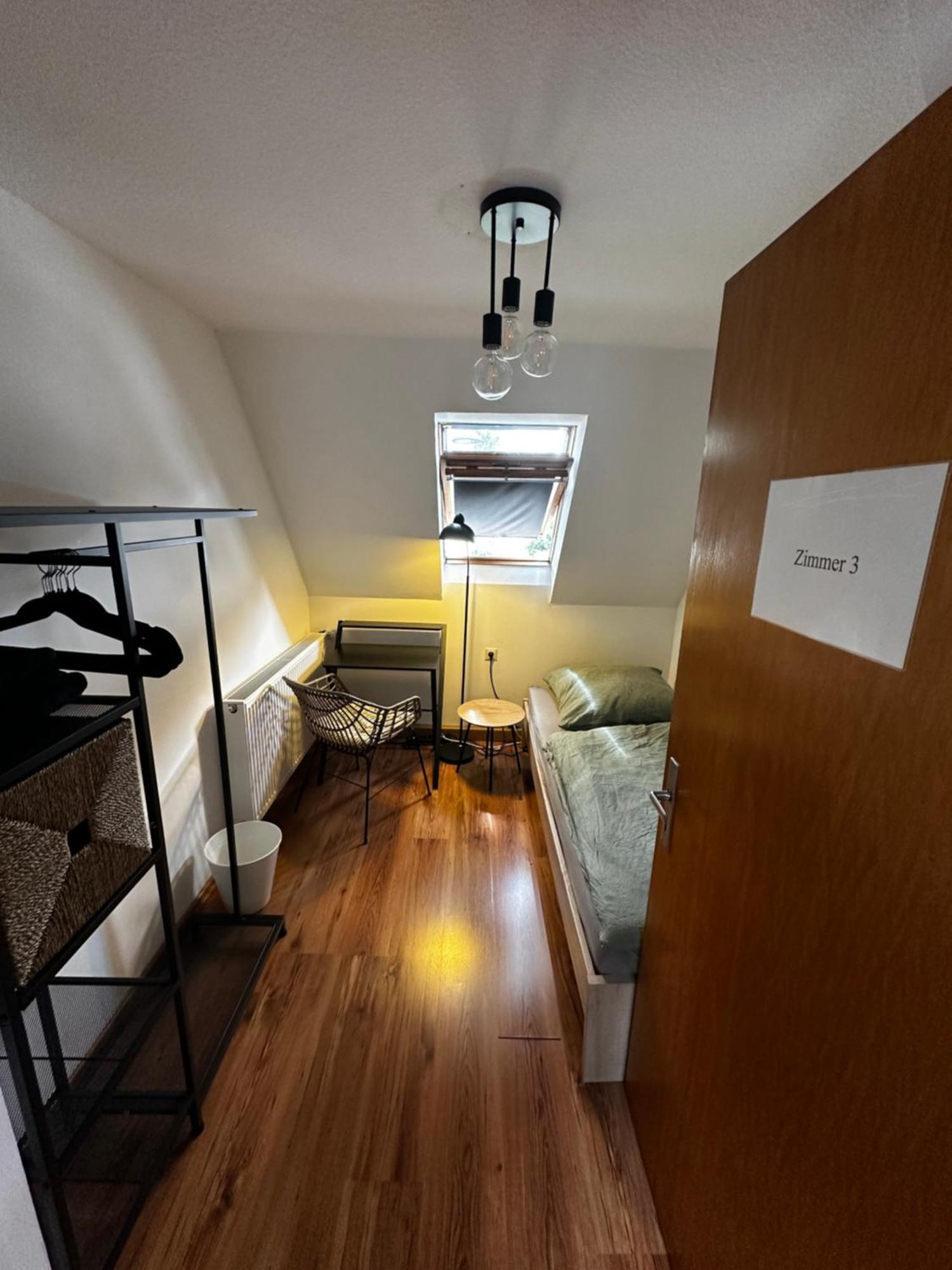 Einfaches Haus Mit Privatzimmern Und Gemeinschaftsraeumen ไฮล์บรอนน์ ภายนอก รูปภาพ